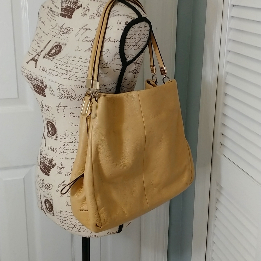 Coach beige leather shoulder bag